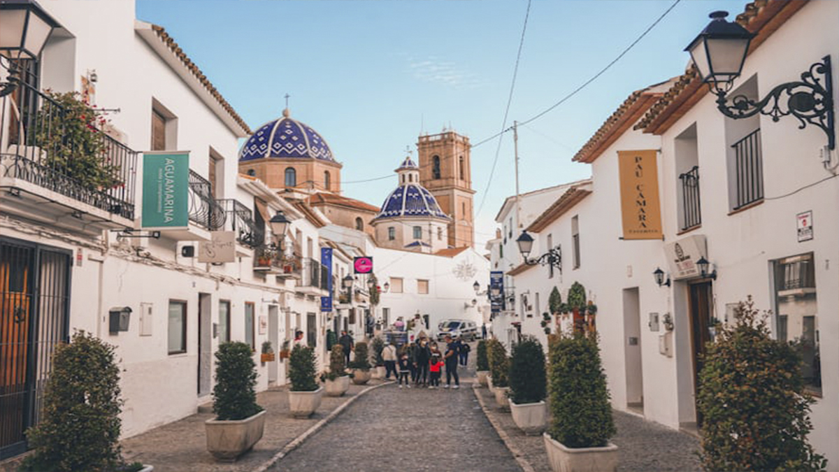 Calle pintoresca con casas blancas Altea