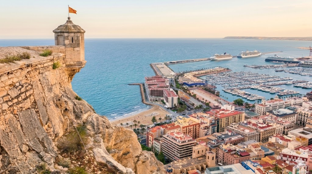 Vista panorámica del puerto y ciudad.Alicante