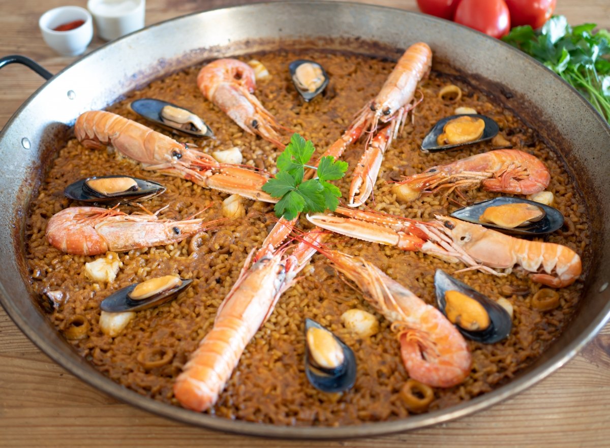 Paella de mariscos con camarones.