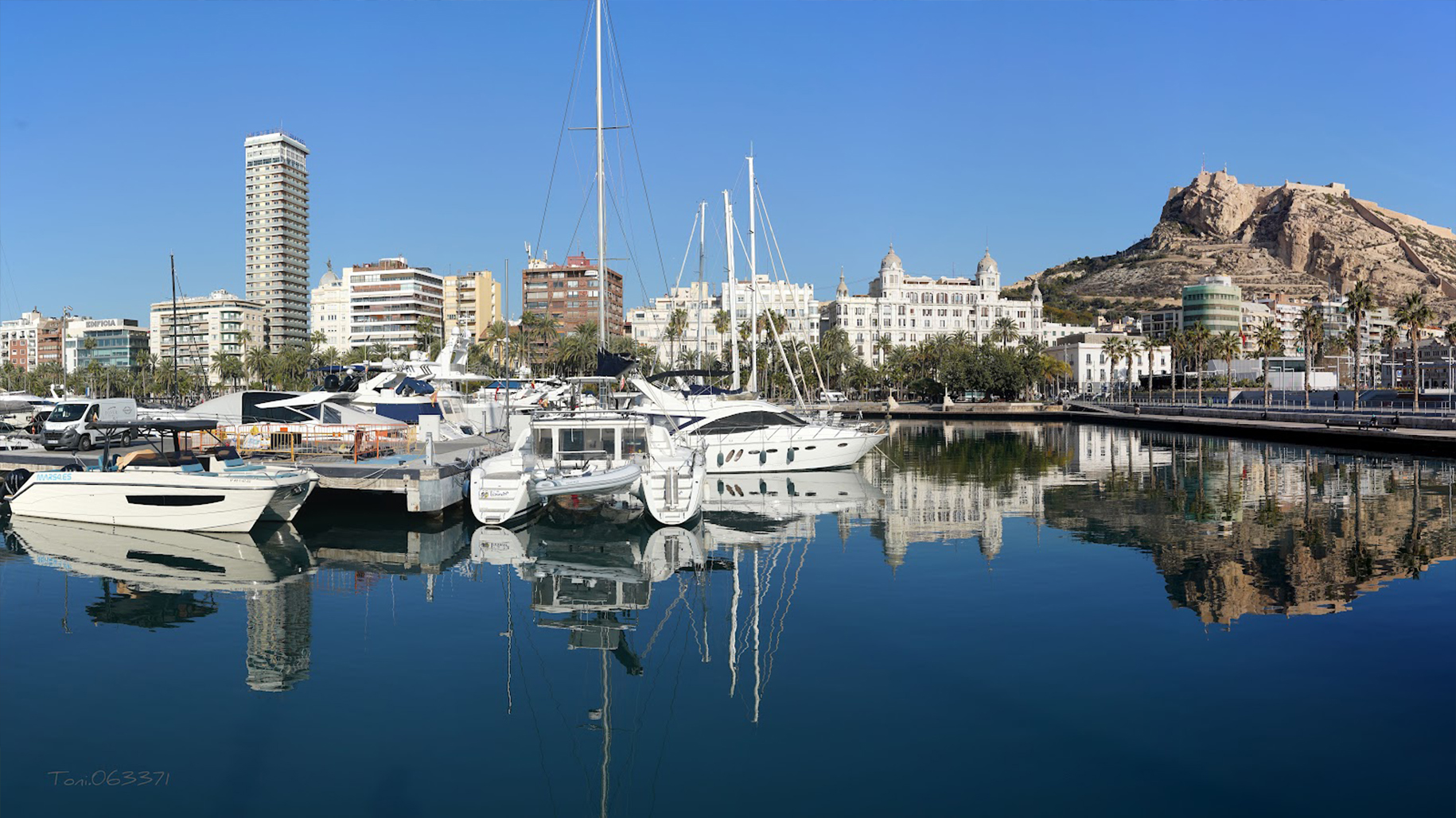 Puerto con yates y edificios modernos