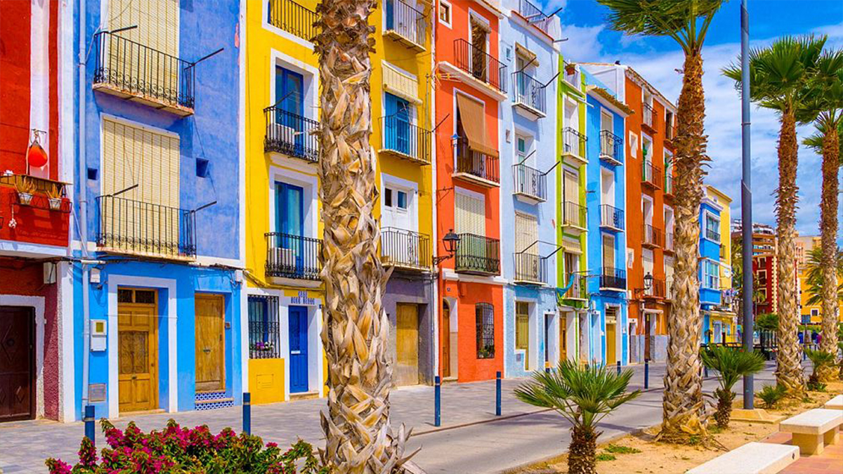 Casas coloridas junto al mar