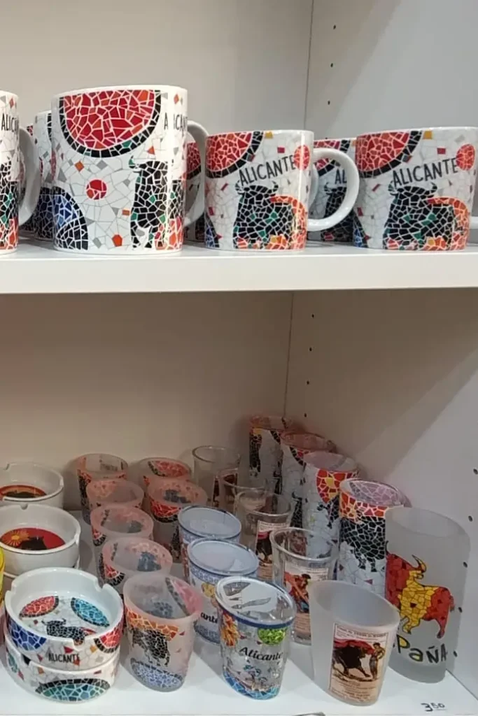tazas de recuerdos y chupitos de Alicante con toros