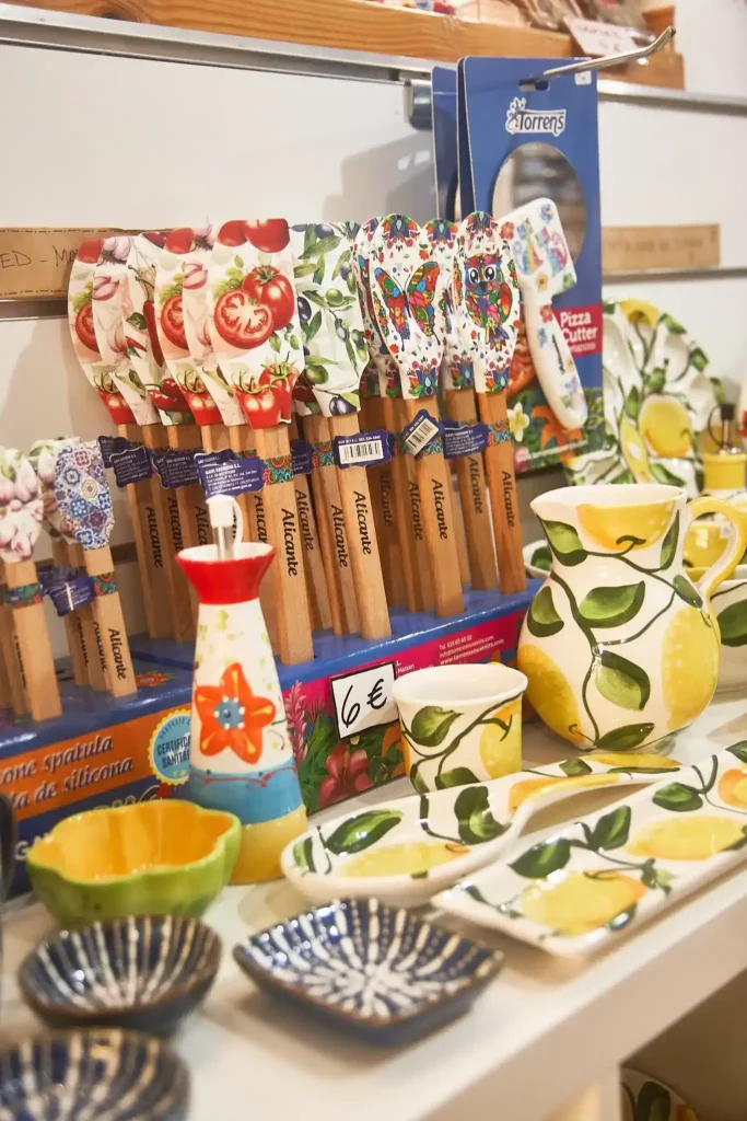 espátulas de silicona decoradas y vajilla de cerámica con motivos de limones de la tienda de recuerdos alicante de la calle de la setas Alicante.