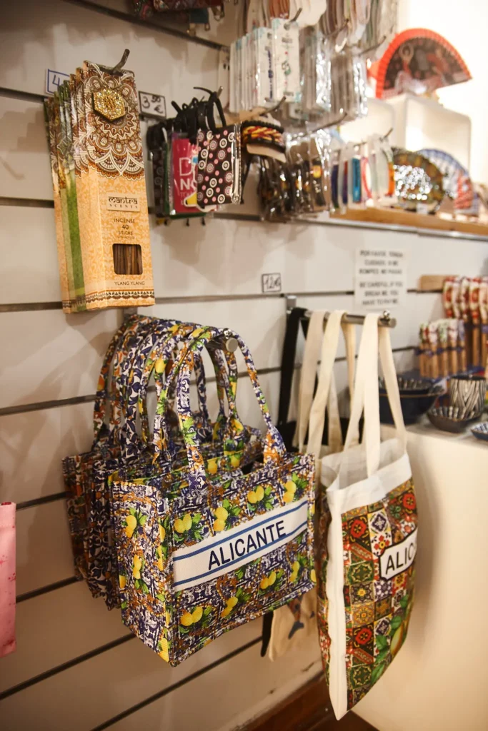 bolsos souvenirs de alicante